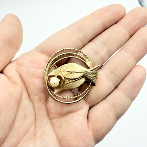 Vintage Gold Tone Abstract Shaped Brooches Lot - Picture 5 of 11